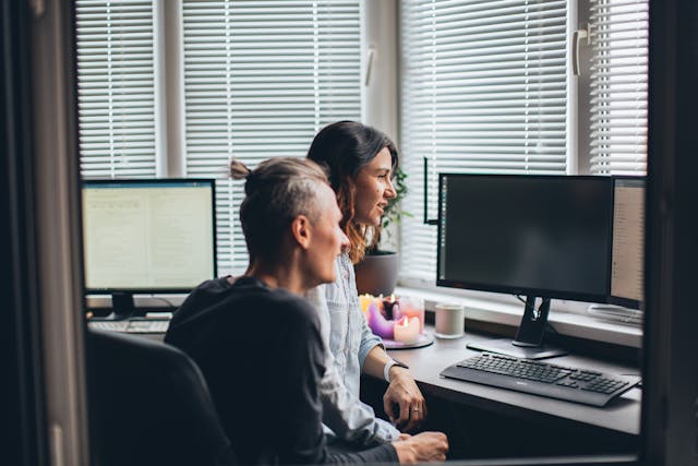 Freelancers in love: should you date another freelancer or business owner? Pros, cons and how to make it work