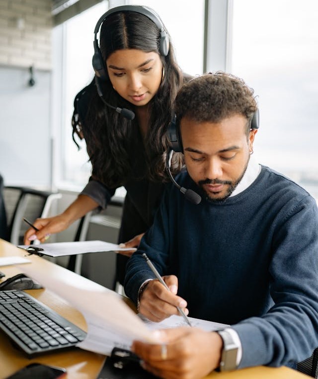 Top Industries Hiring Freelancers During Peak Holiday Periods in 2024 and How to Pitch to Them