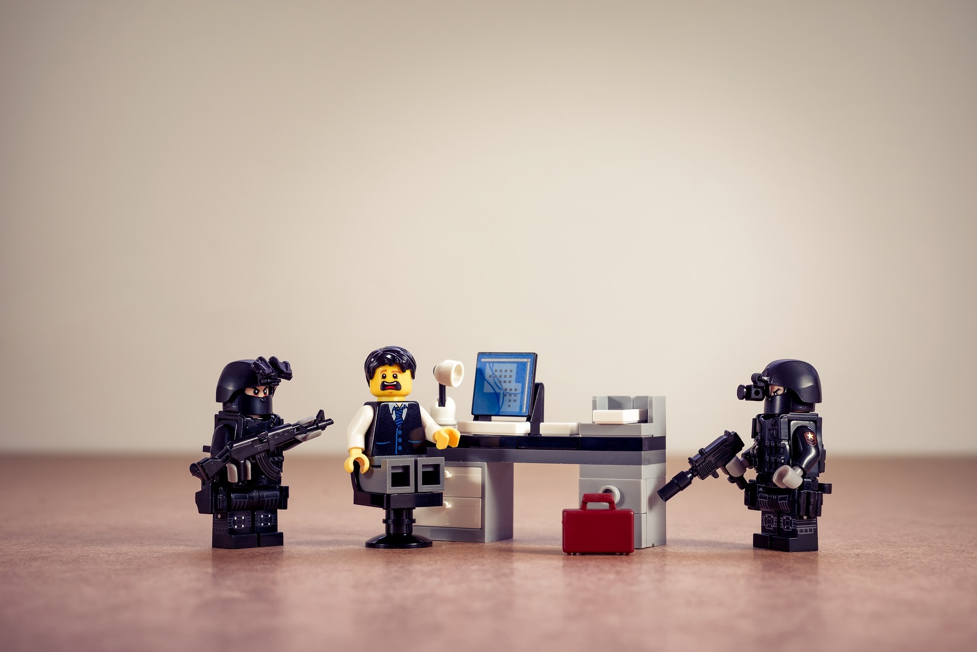Contractors under pressure: HMRC re-opens IR35 enquiries and looks to open new cases, says Qdos report