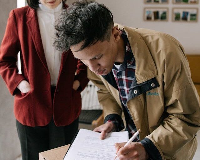 Debate: Do freelancers still need contracts in 2026?
