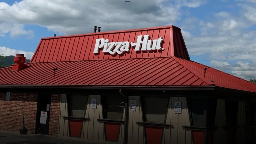 One last slice of childhood: Parents relive childhood joy by bringing families to Pizza Hut one last time